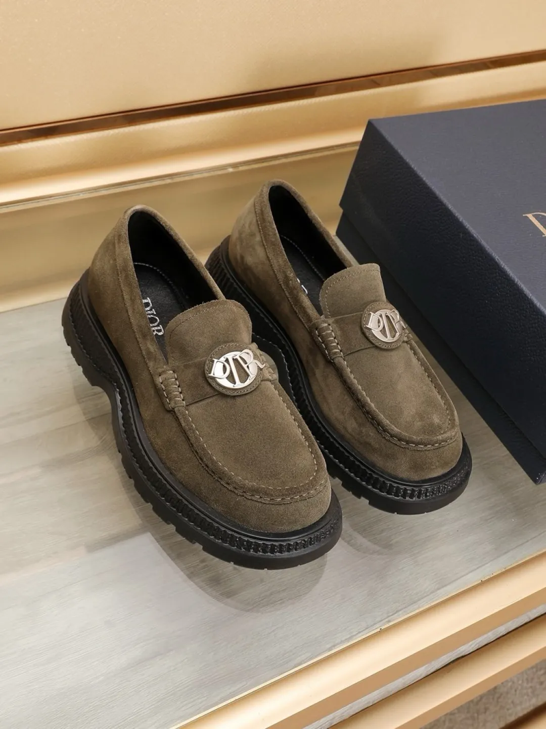 Factory P500💰dior 🆕Men's classic loafers, which combine classic shoe styles with retro California style. Slipper style design, easy to put on and take off. Crafted from top-grain cowhide leather, they feature a rubber lugged sole and the DIO* AND SHAWN signature in brass and enamel. Wear it with casual clothing or a suit. Size: 38-44 (45.46 customized)
